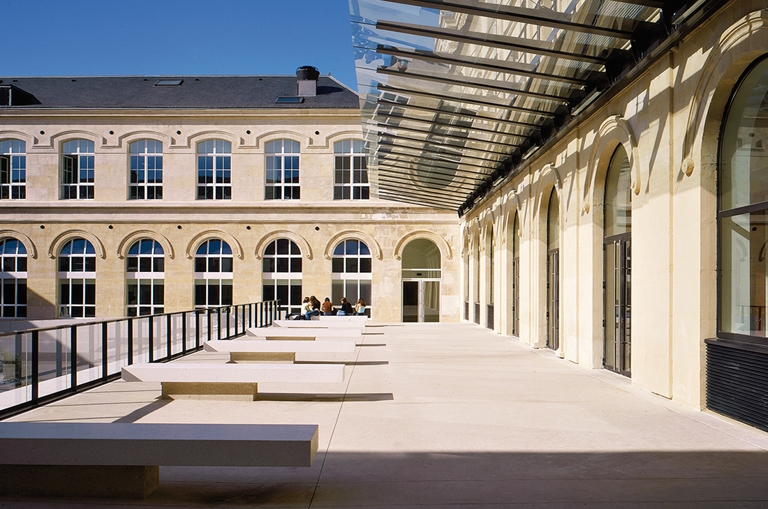 Bancs et cour intérieure du lycée Libergier - Line Architecture